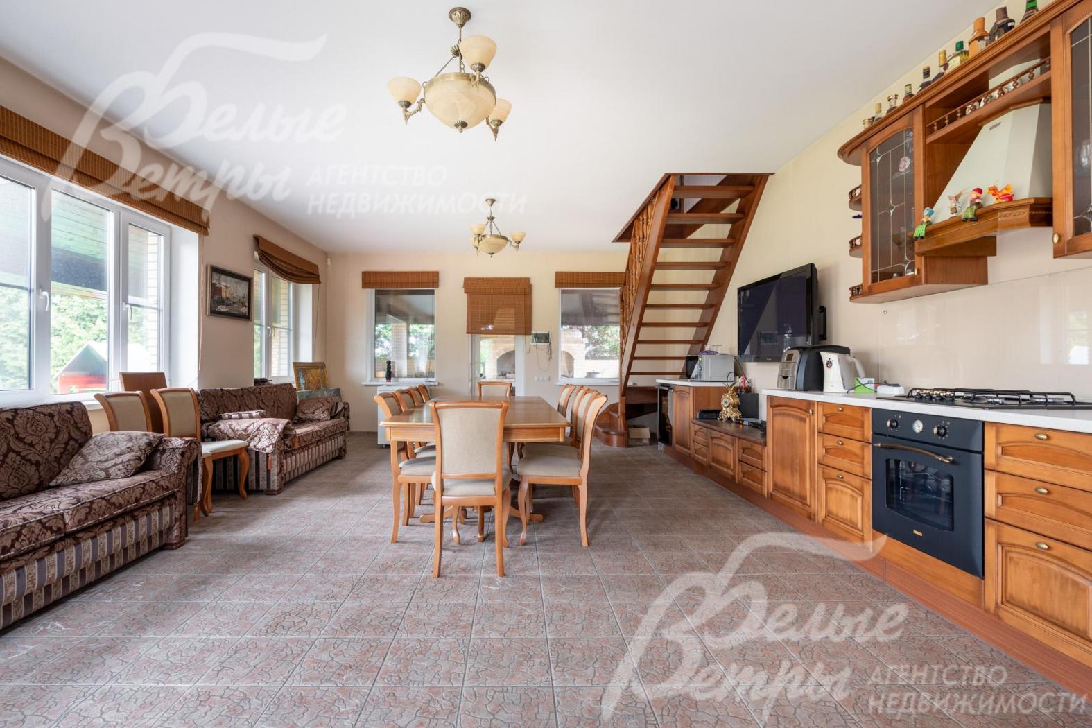 На кухне есть плита (газ и вода подведены), на второй этаж ведёт деревянная лестница