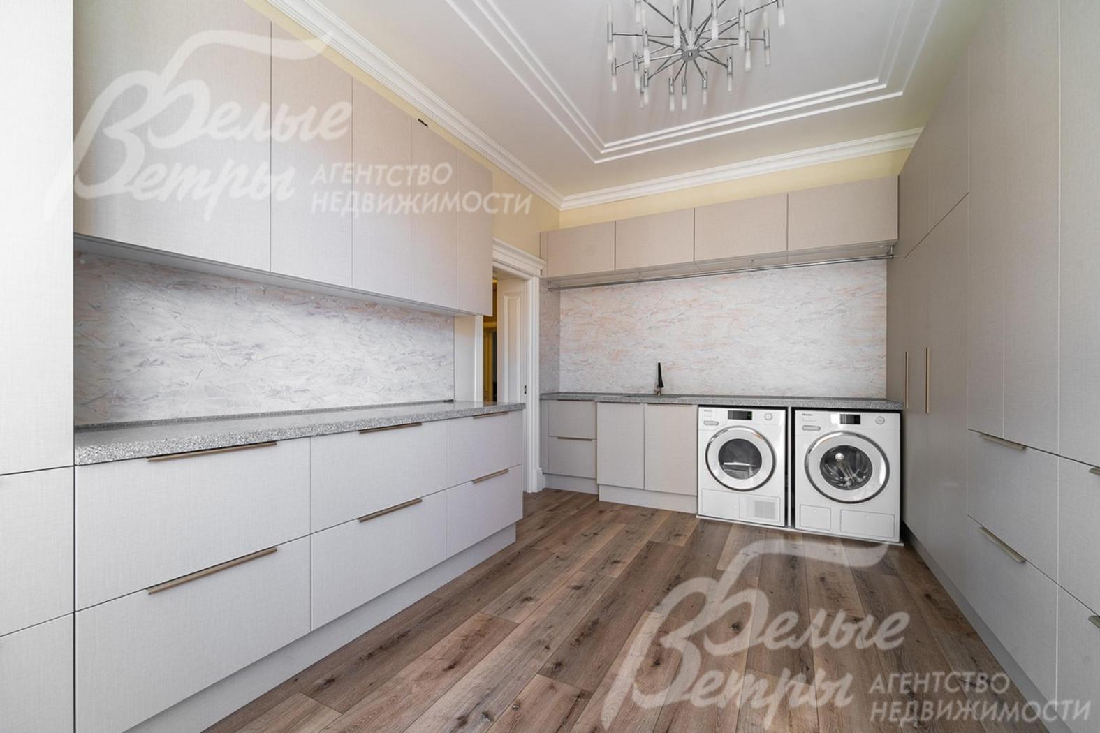Организованное пространство хранения, стиральная и сушильная машины Miele в постирочной