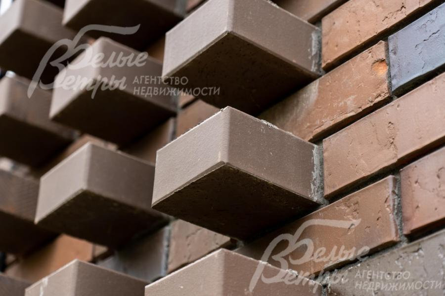 В отделке внешних стен преобладает облицовочный кирпич