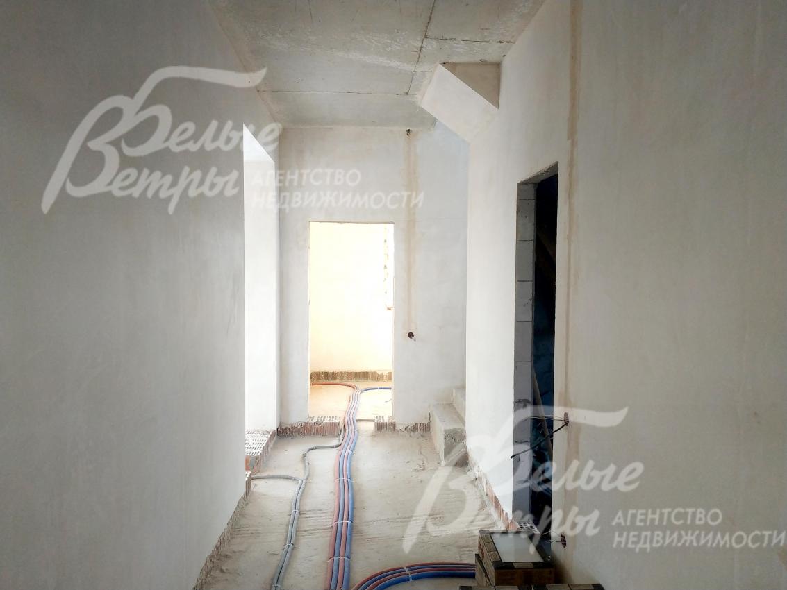 Холл первого этажа: справа - вход в санузел, слева - вход в гостиную, впереди - спальня