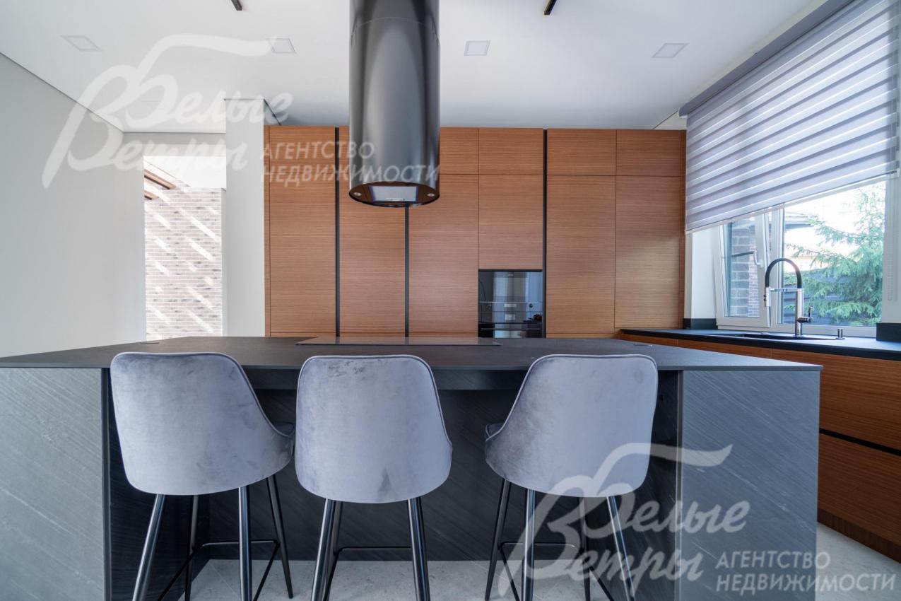 На кухне - бытовая техника марки SMEG, системы умного хранения и современные функциональные решения