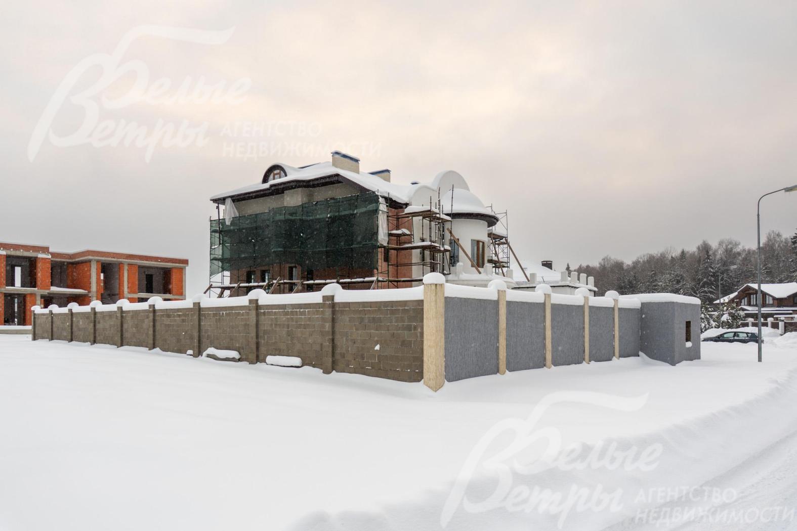 Участок находится в дальней части коттеджного посёлка, ограждение территории выполнено из пескобетона