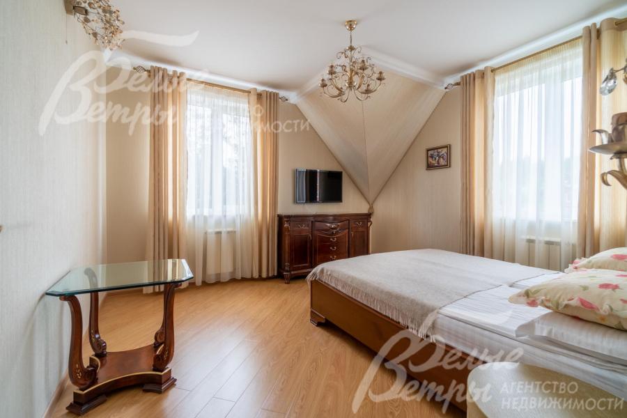 Спальня на втором этаже с двумя окнами