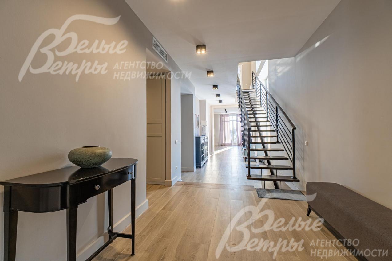 Парящая лестница, перила и ступени из массива дуба