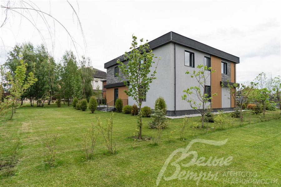 высажены некоторые деревья и кустарники, в том числе ели, пихты, березы, клены