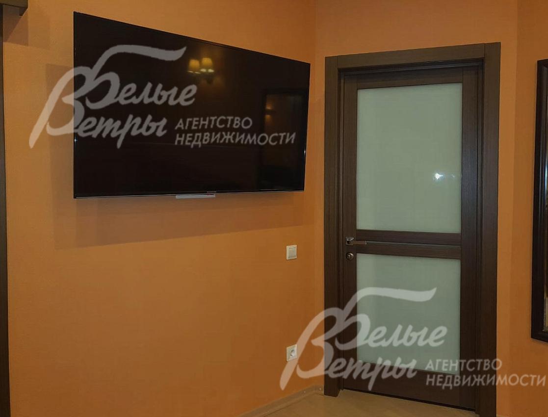 В главной спальне телевизор с диагональю 55 дюймов