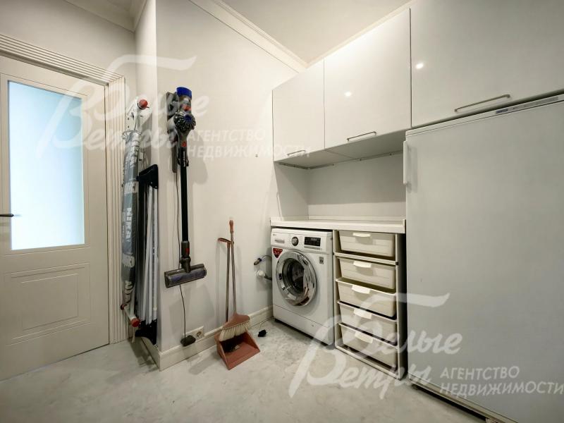 Вместительная морозильная камера в прачечной