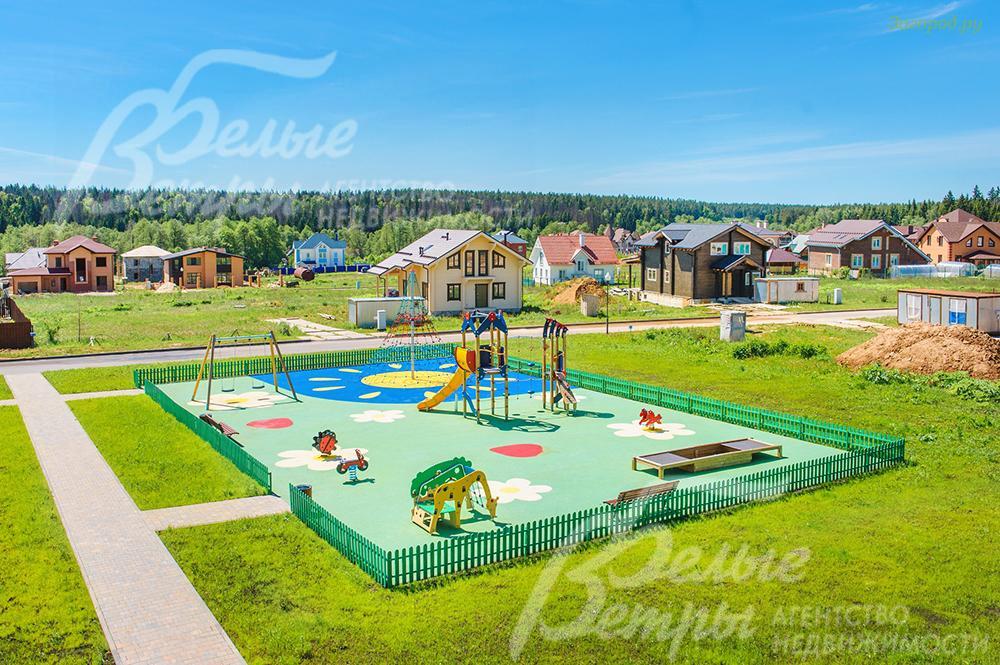 Детская площадка в коттеджном поселке Цветочный