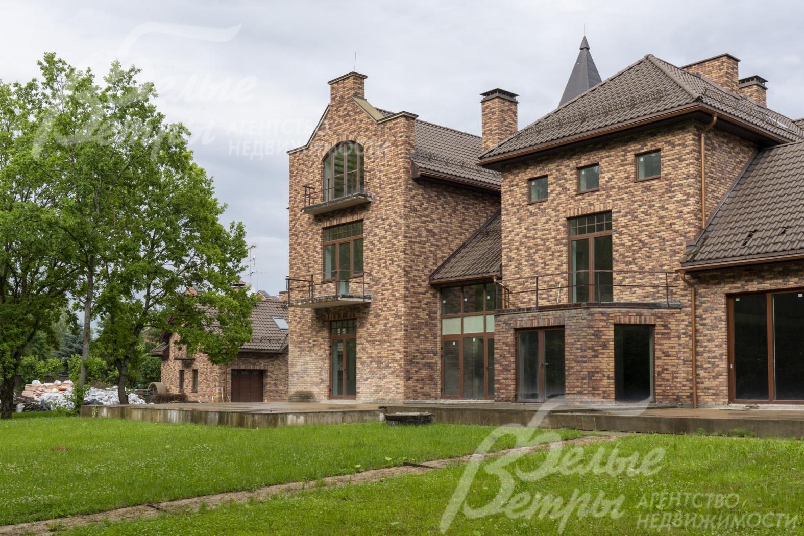 Дом стоит на просторном участке 124 сотки