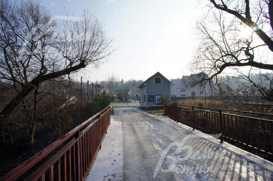 Поселок расположен на острове, а это единственный мост ведущий в поселок. Строгая охрана, въезд по пропускам