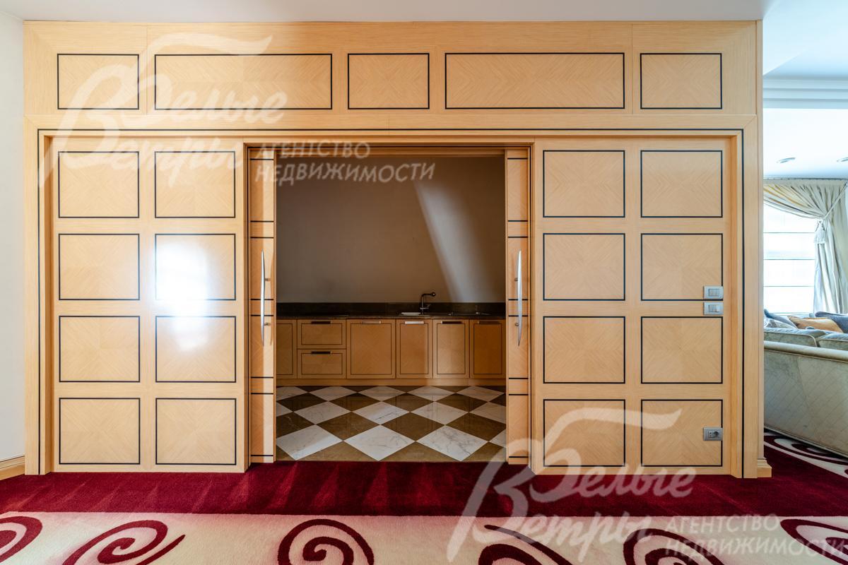Также через раздвижные двери из дискобара можно попасть во вторую кухню