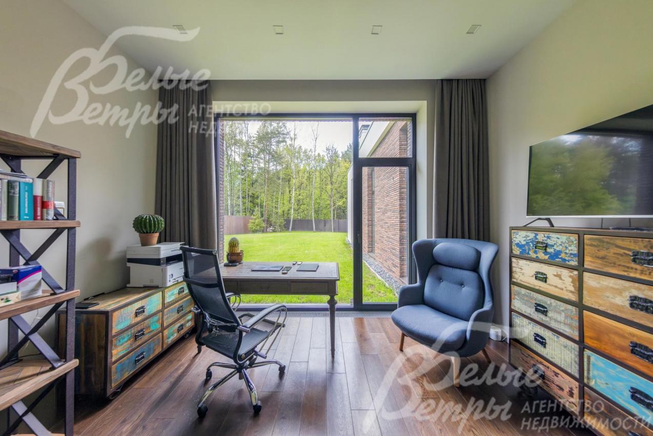 Кабинет-спальня с выходом на участок.