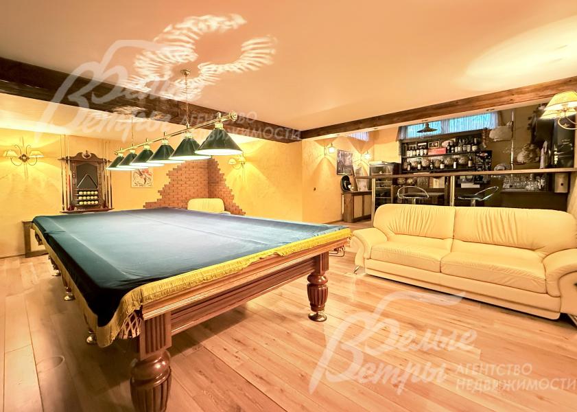 В доме - функциональный цокольный этаж с бильярдной, где также расположен бар и диван