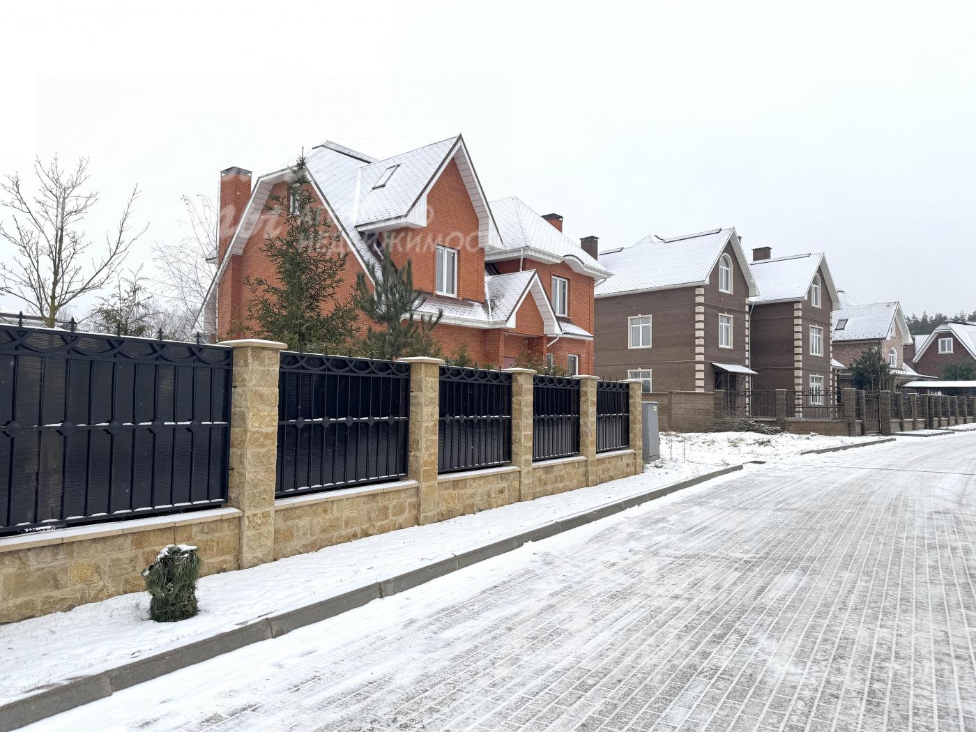 К участку ведёт широкая освещённая дорога