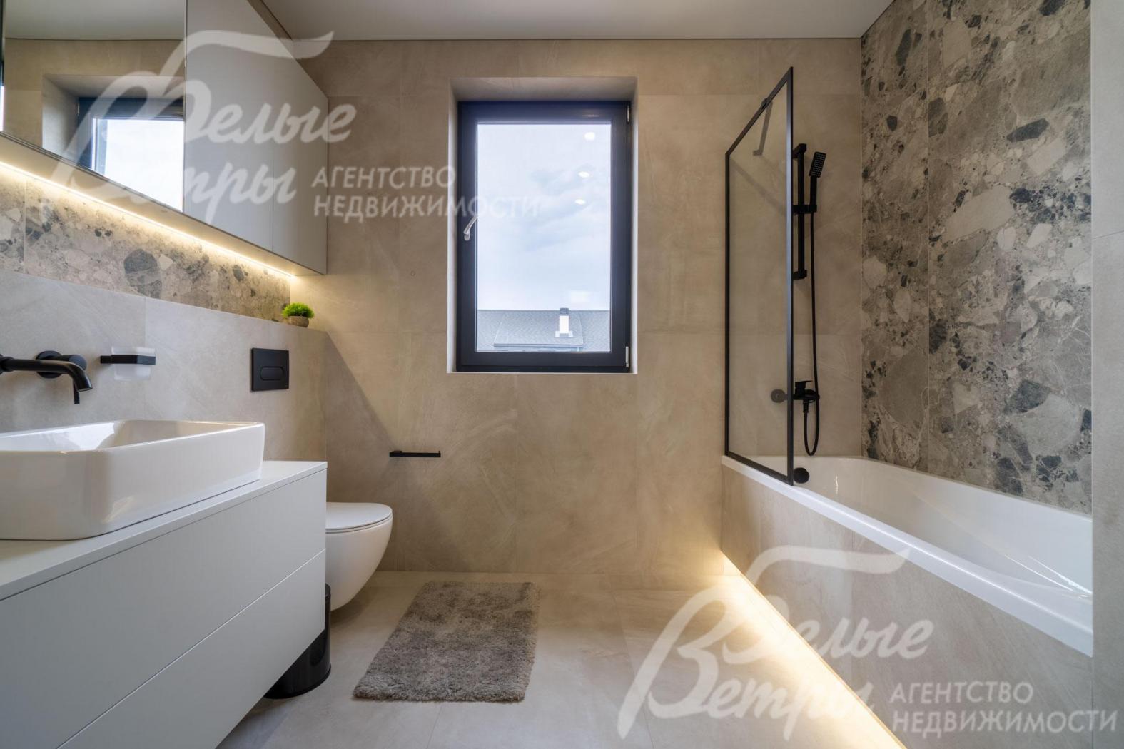 Во всех санузлах дома - окна