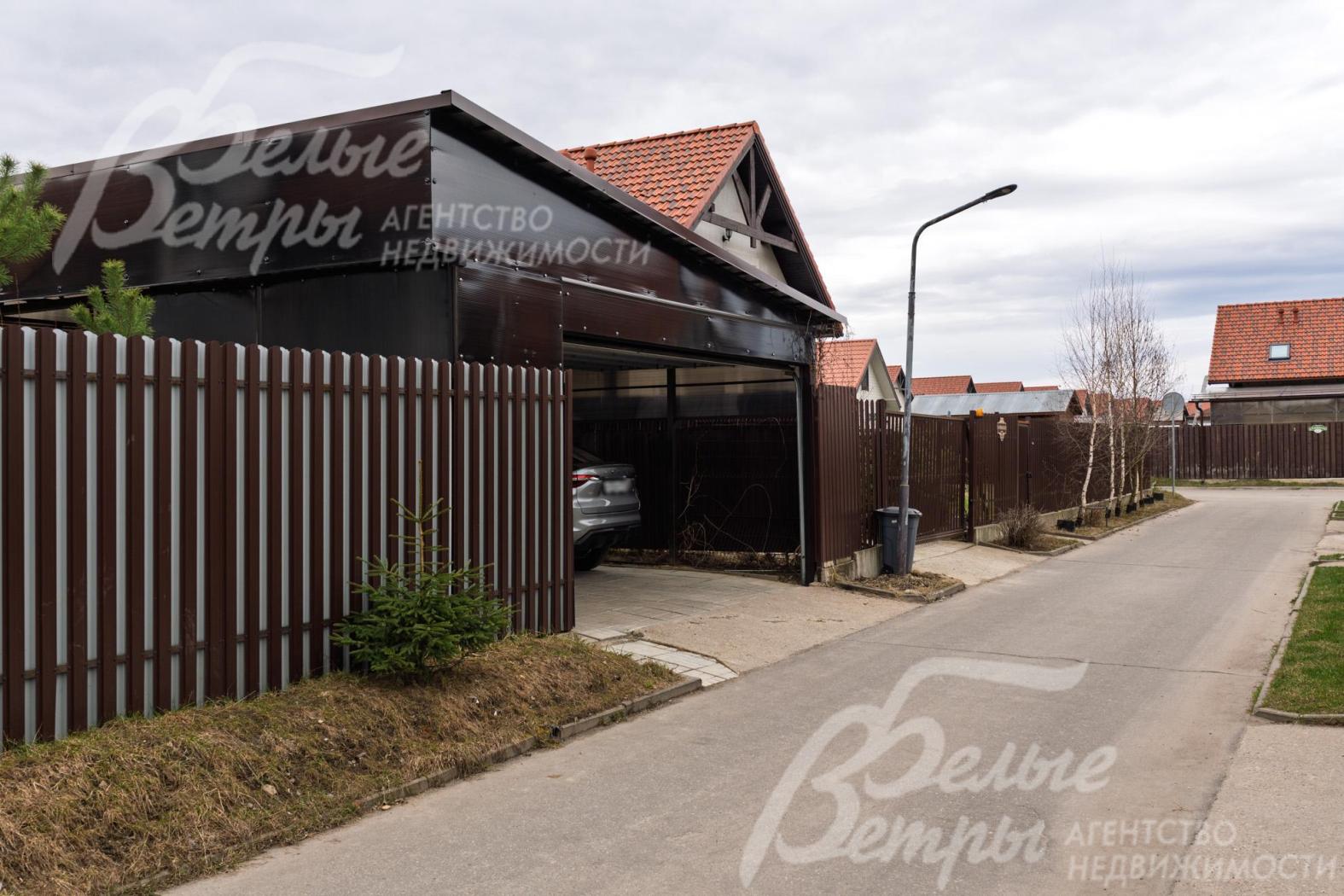 На участке предусмотрен навес для автомобиля. К участку ведёт широкая асфальтированная освещенная дорога