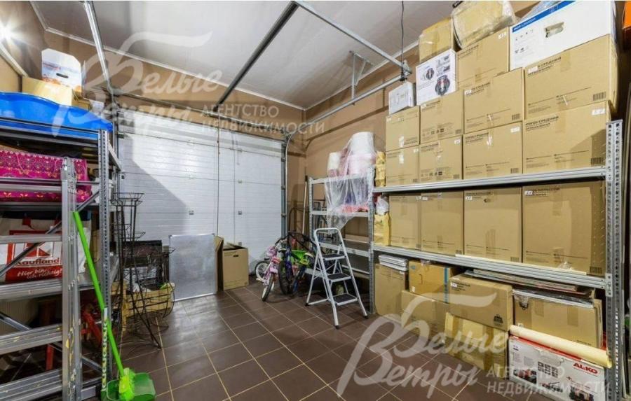 На 1-м этаже расположен гараж, оснащённый системой хранения