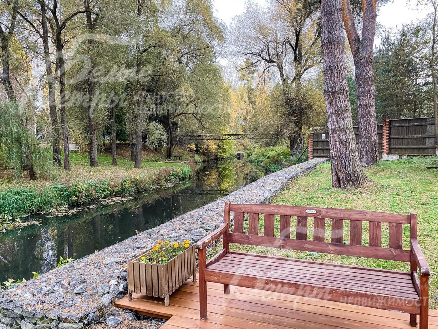 Набережная реки Десны в поселке Усадьба Бергов