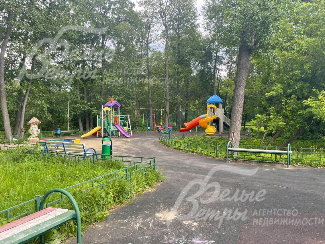 Детская игровая площадка в поселке.