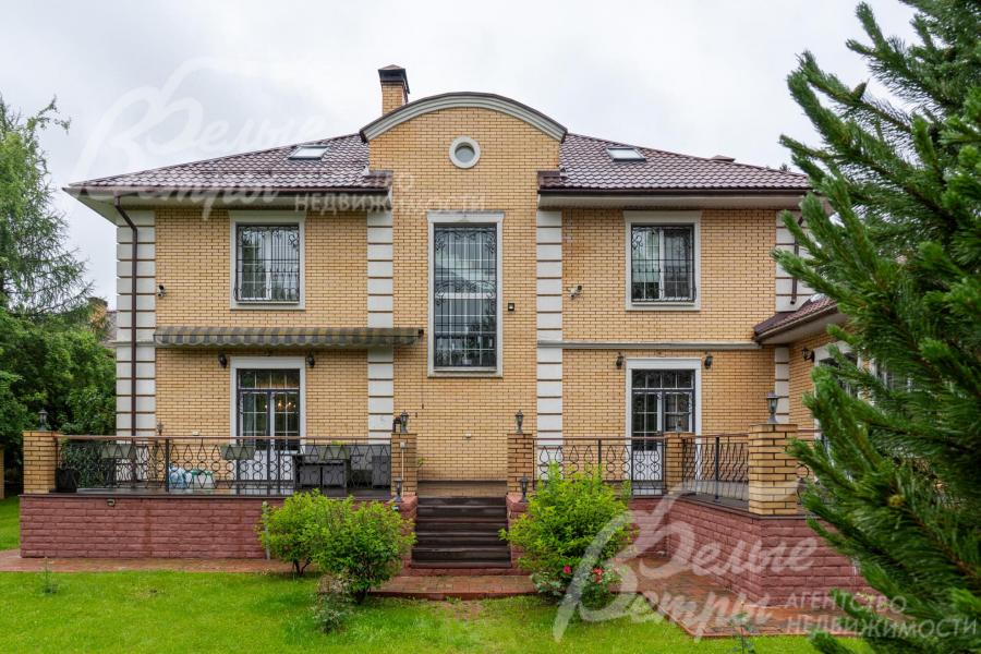 Спуск с террасы на зелёный благоустроенный участок