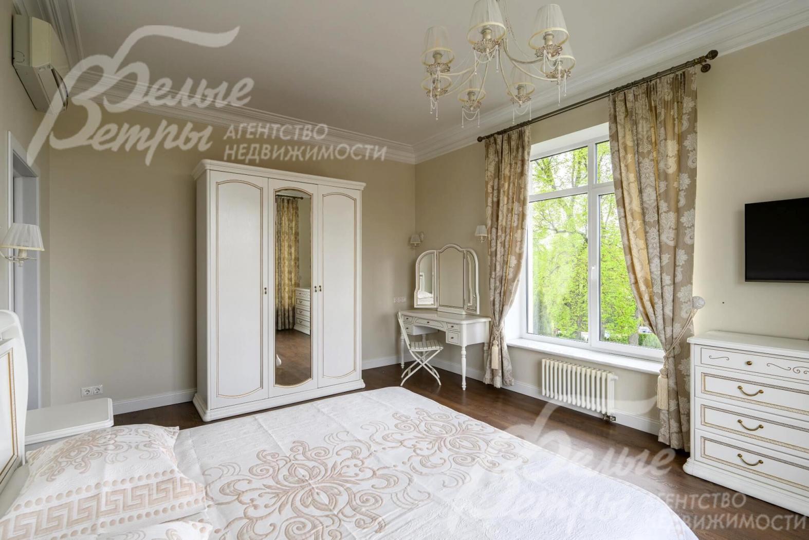 В спальнях корпусная мебель из натуральных материалов.