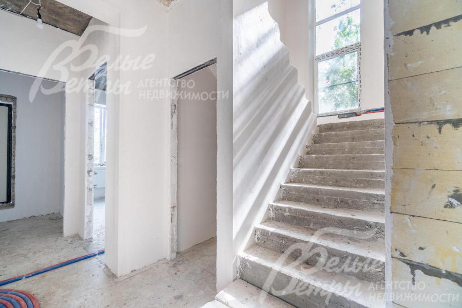 На второй этаж ведёт монолитная железобетонная лестница