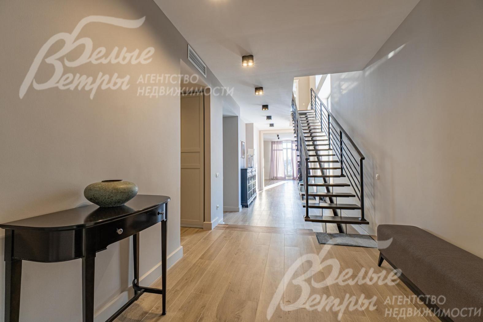 Парящая лестница, перила и ступени из массива дуба