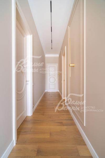 Коридор на втором этаже: в доме установлены эксклюзивные филёнчатые двери молочного цвета М-Стиль из массива сосны высотой 2,3 м