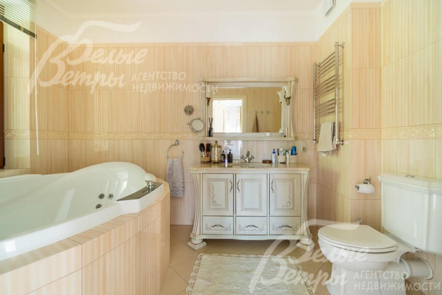 Мебель в ванных комнатах выполнена по эскизам дизайнера на итальянской фабрике