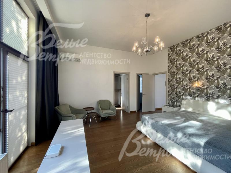 В мастер-спальне есть выход на балкон