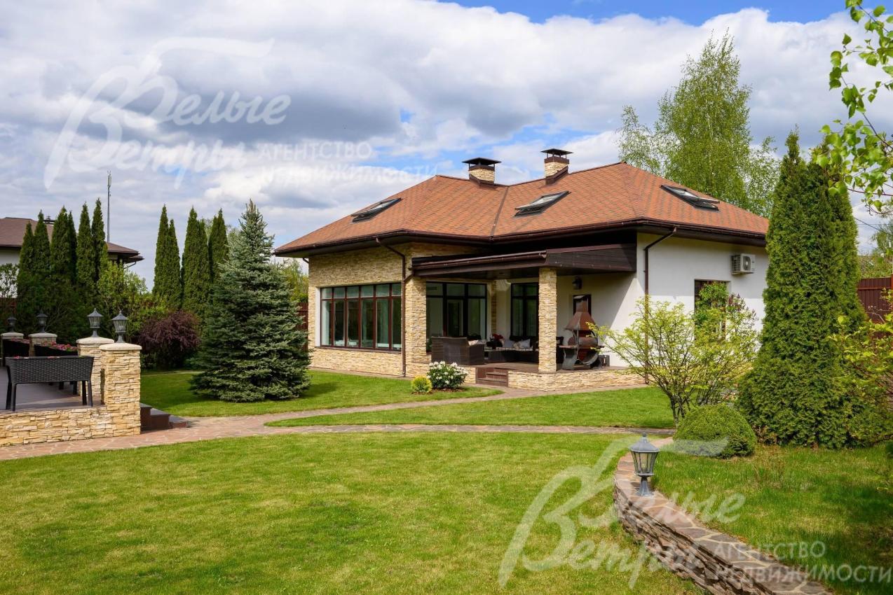 Гостевой дом площадью 198 кв.м с террасой, бассейном и квартирой для персонала на втором этаже.