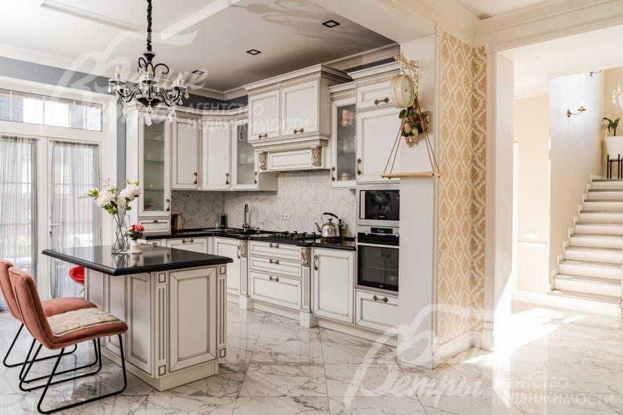 Кухня с островом, есть выход на террасу и участок