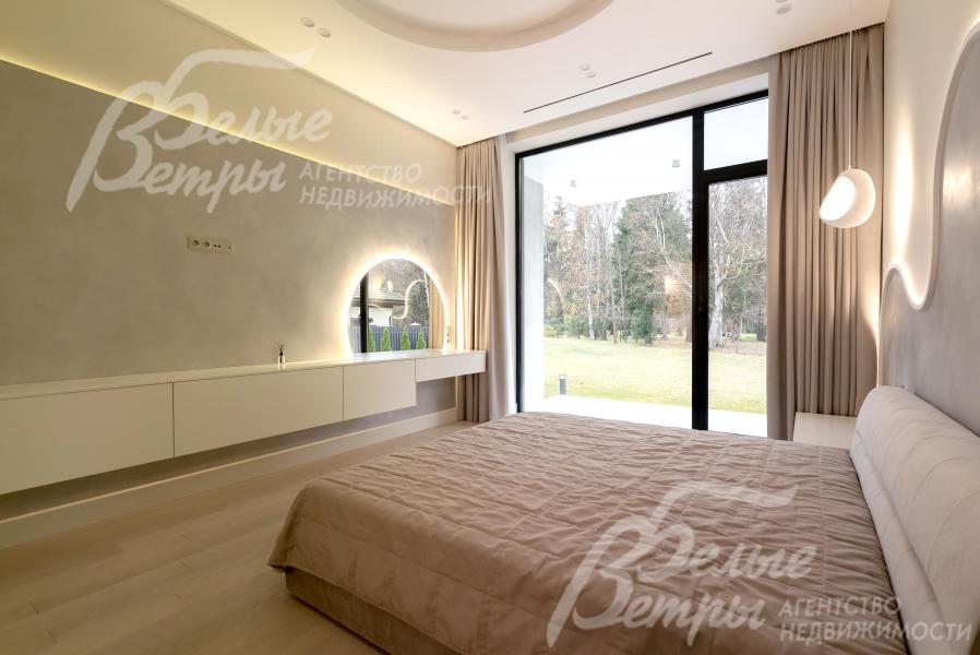 Окна в доме оснащены автоматическими шторами и форточками для проветривания