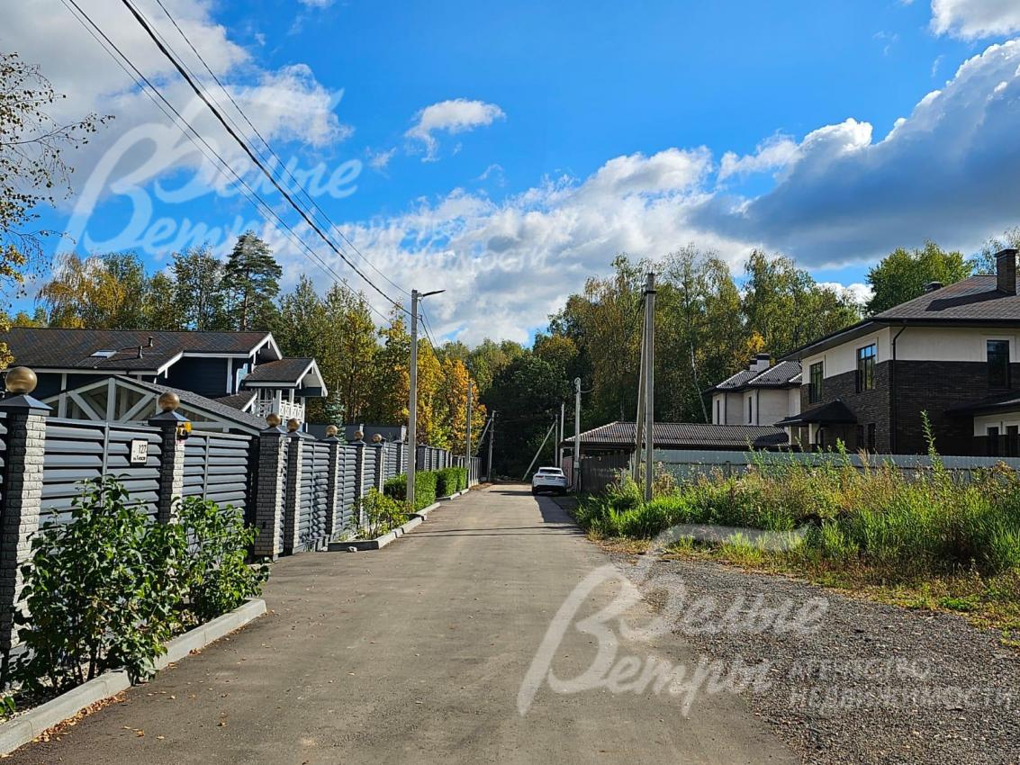 К участку ведёт ровная асфальтированная дорога