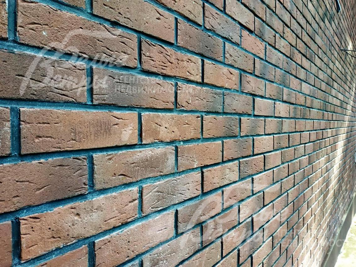 Отделка фасада: термопанели с темной плиткой под искусственный камень