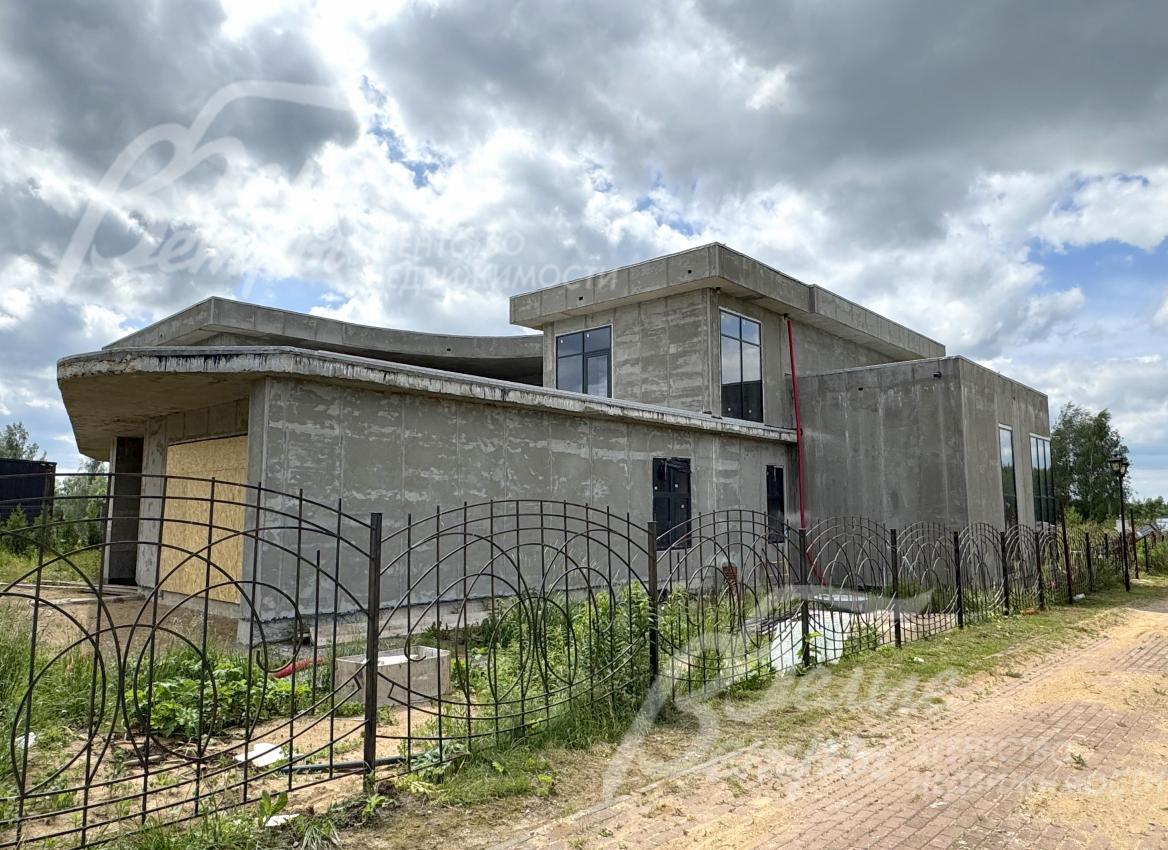 Участок огорожен металлическим прозрачным забором.