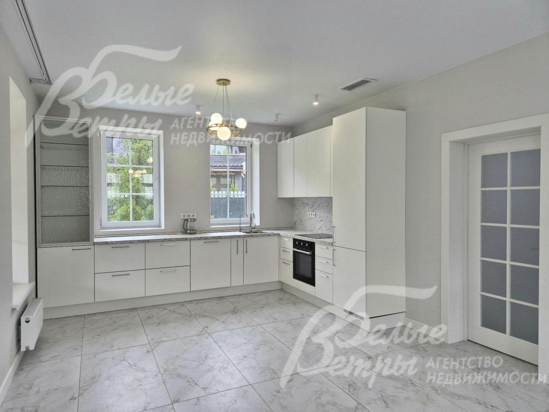 Кухня оснащена всей необходимой техникой.