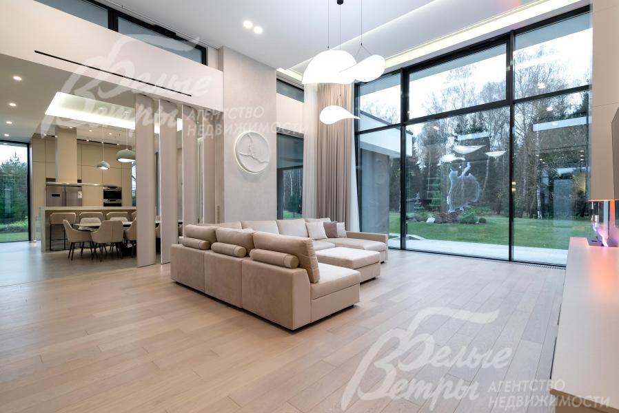 Гостиная - двухсветная, с панорамным окном, укомплектована диванной группой и медиа-тумбой с телевизором