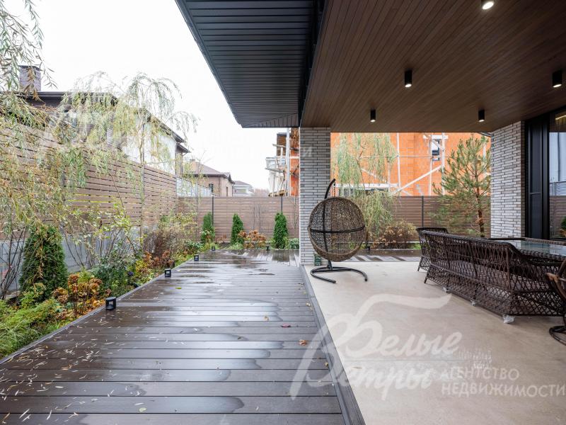 Террасу продолжает зона патио