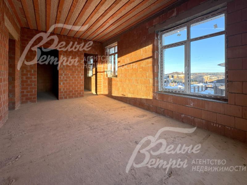 На втором этаже расположена мастер-спальня с собственными гардеробной и санузлом