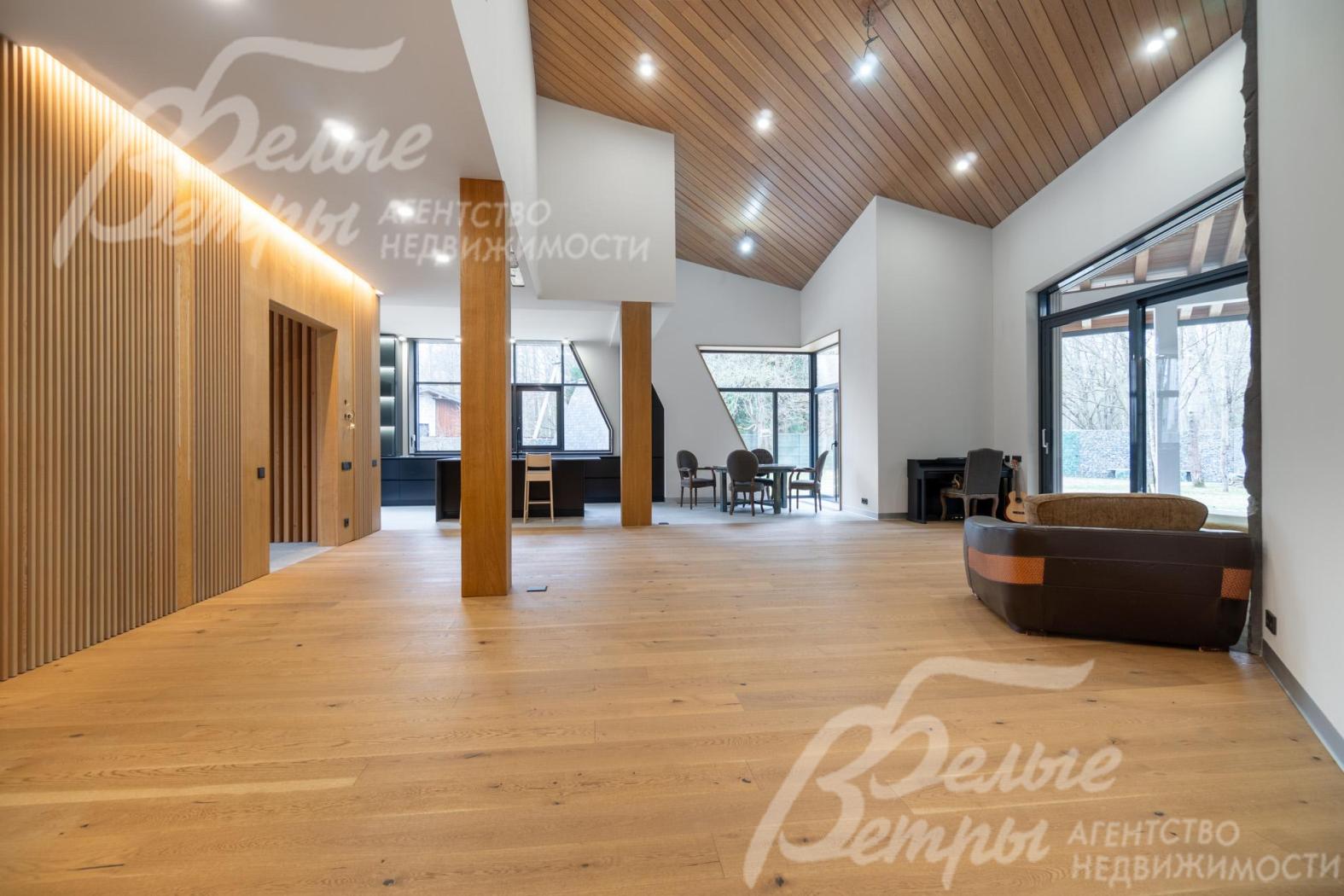 На потолке - отделка из натурального дуба и многоуровневое освещение, в том числе скрытое - с системой мастер-свет