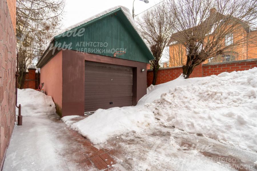 На территории предусмотрены два гаража: на цокольном этаже дома и отдельностоящий