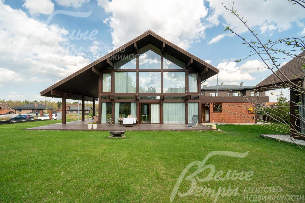 Дом стоит на облагороженном зелёном участке с естественным газоном 