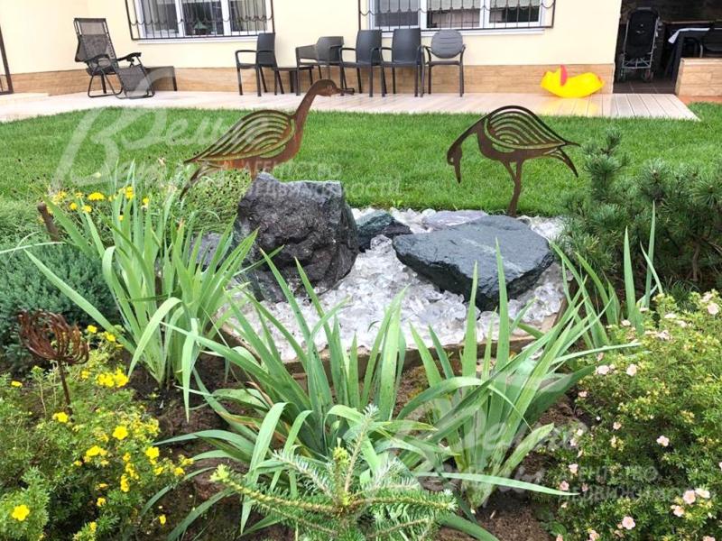 Дополняют облик участка малые архитектурные формы: олени, птицы и цветы из кортеновской стали