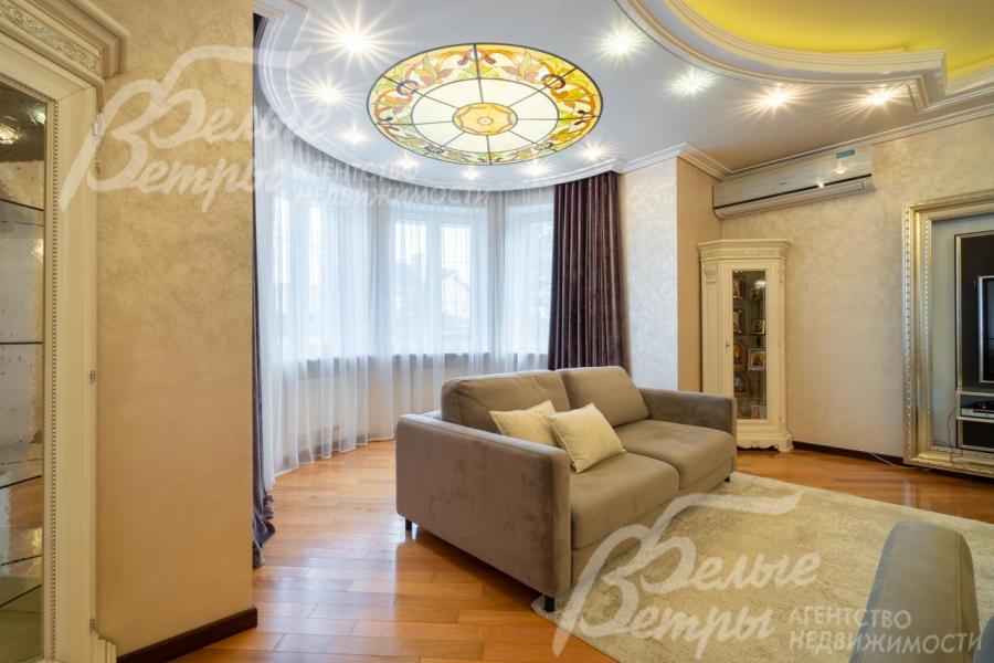 Витраж на потолке в зоне эркера в гостиной