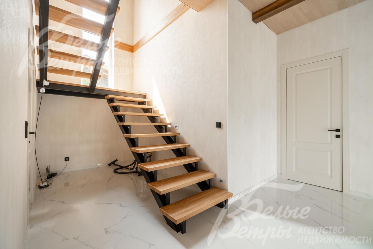 На второй этаж ведёт лестница на металлическом каркасе со ступенями из массива дерева