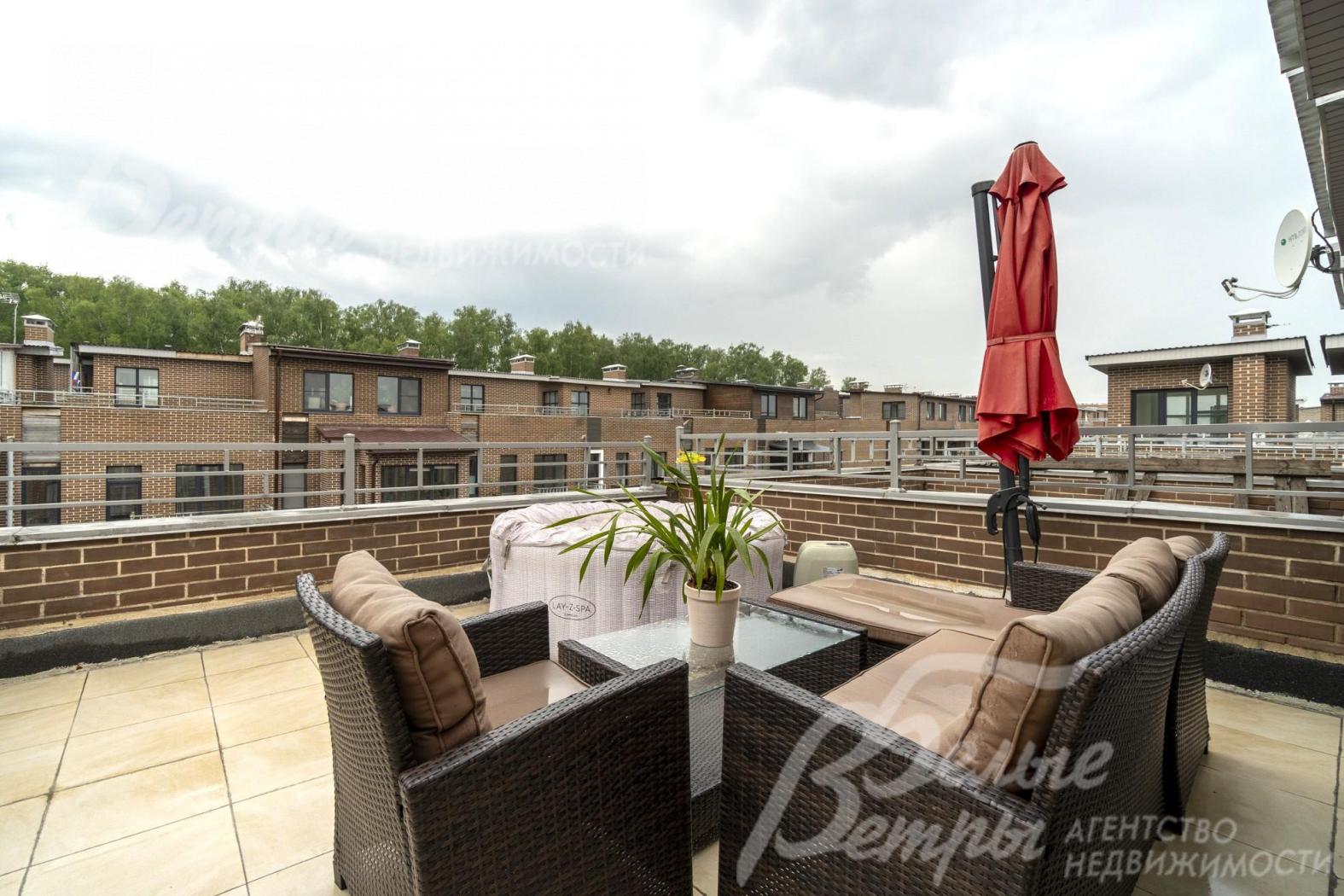 Эксплуатируемая кровля с зоной отдыха на 3-ем уровне таунхауса.