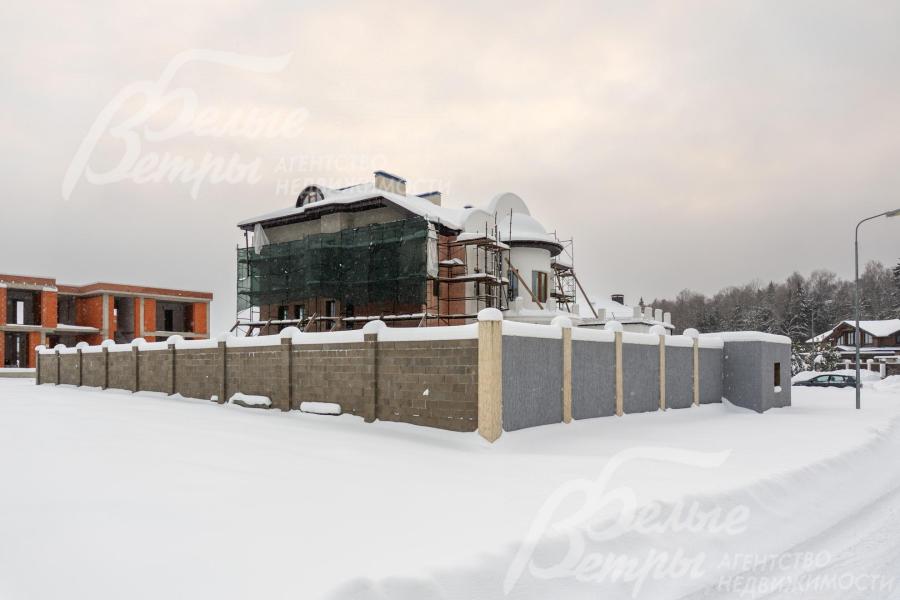 Участок находится в дальней части коттеджного посёлка, ограждение территории выполнено из пескобетона