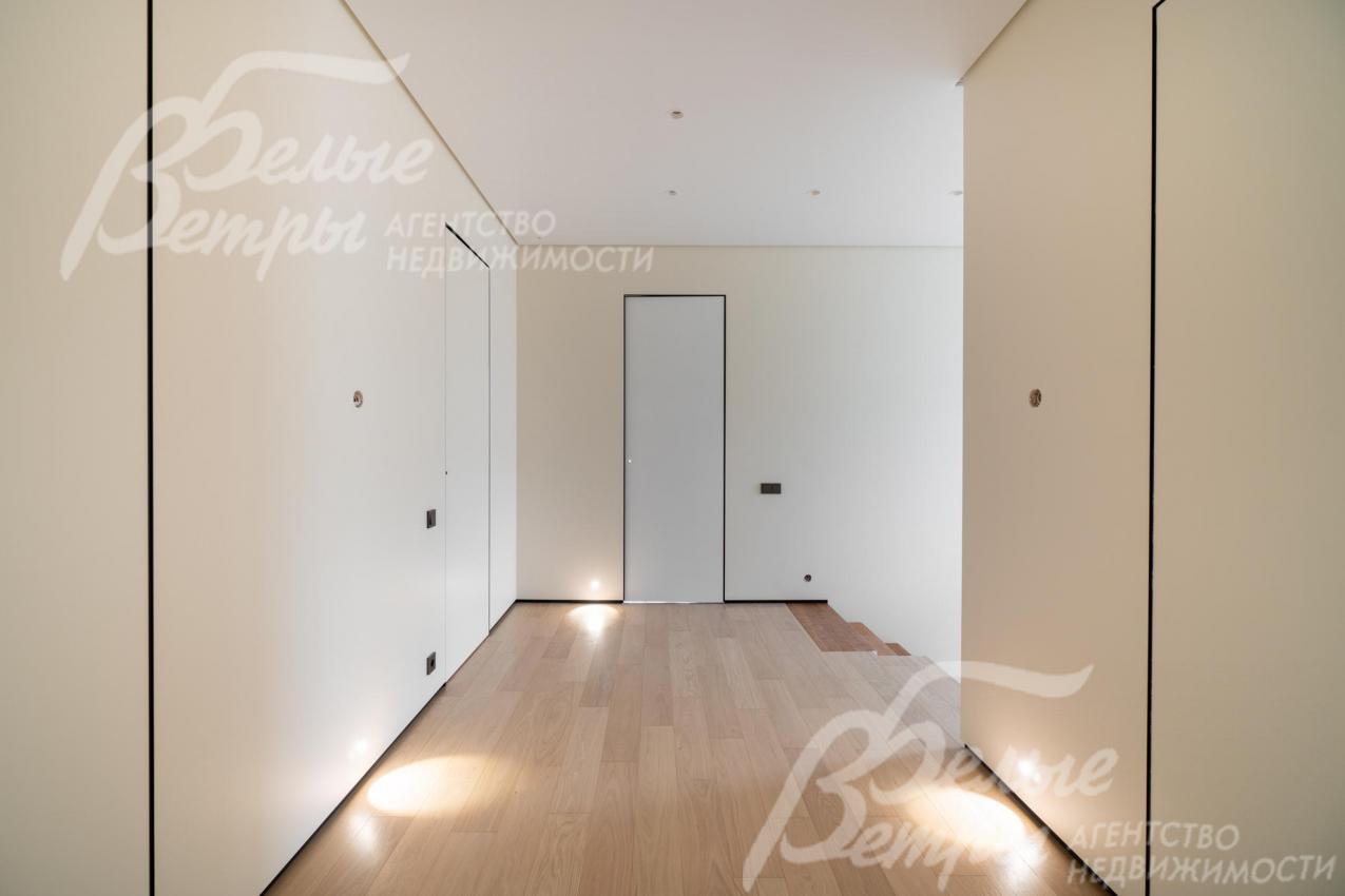 Установлены двери скрытого монтажа в тон стен с чёрной фурнитурой