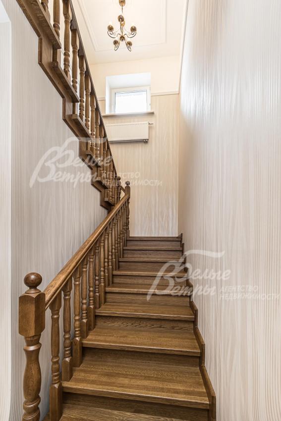 Лестница из массива дуба.